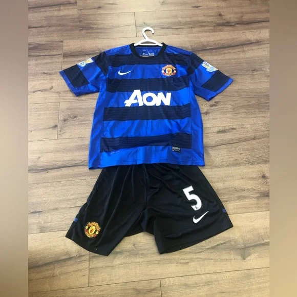 MANCHESTER UNITED NIKE SOCCER JERSEY 2010-2011 set with shorts size small - Picture 6 of 8